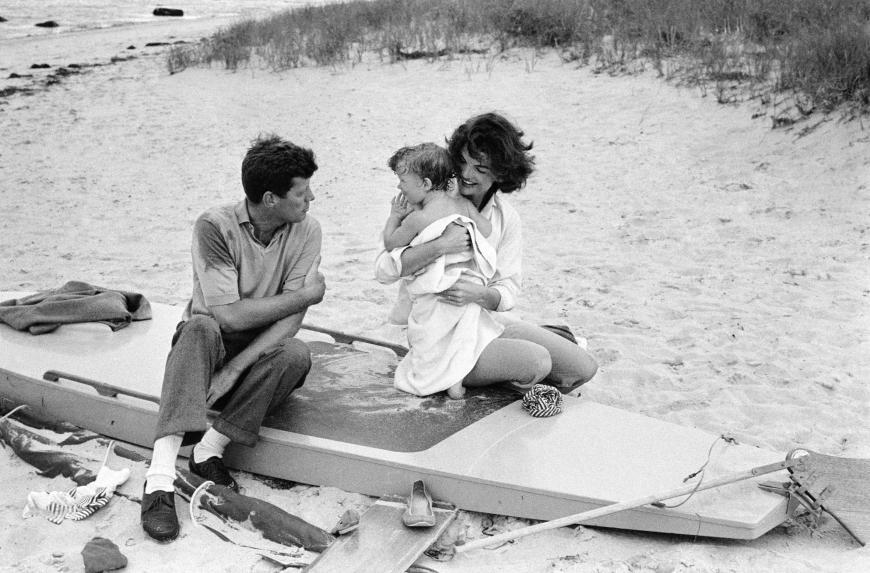 Mark Shaw. Caroline Kennedy, John F. Kennedy y Jacqueline Kennedy en Hyannis Port, 1959. © Mark Shaw / mptvimages.com  