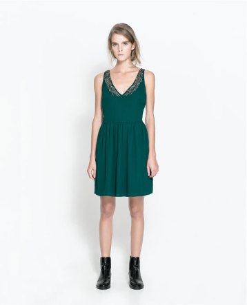 Si te gusta aportar a tu look un toque de color dentro de la sobriedad, apuesta por este vestido verde de escote en pico. Zara